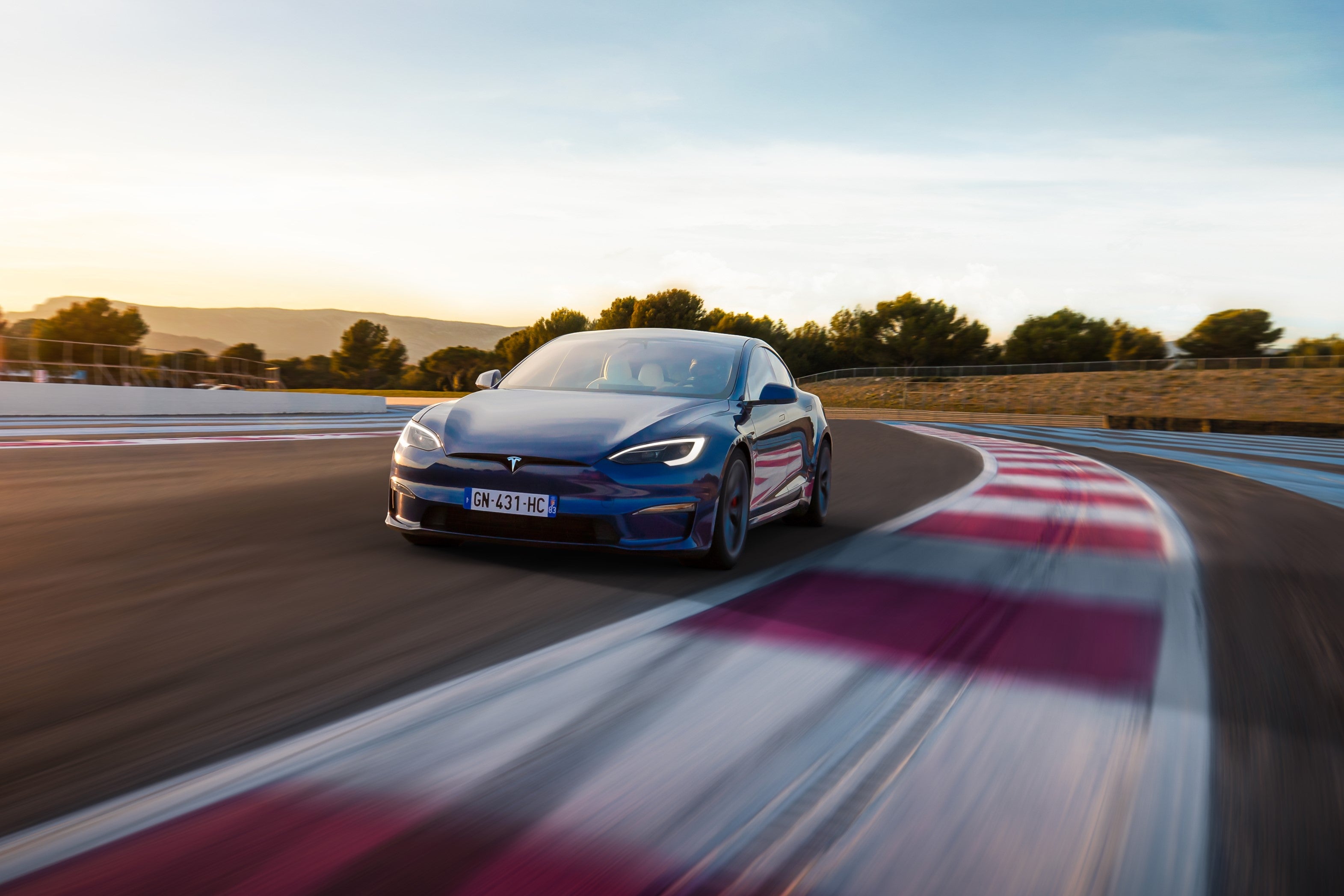 Tesla Model S auf der Rennstrecke