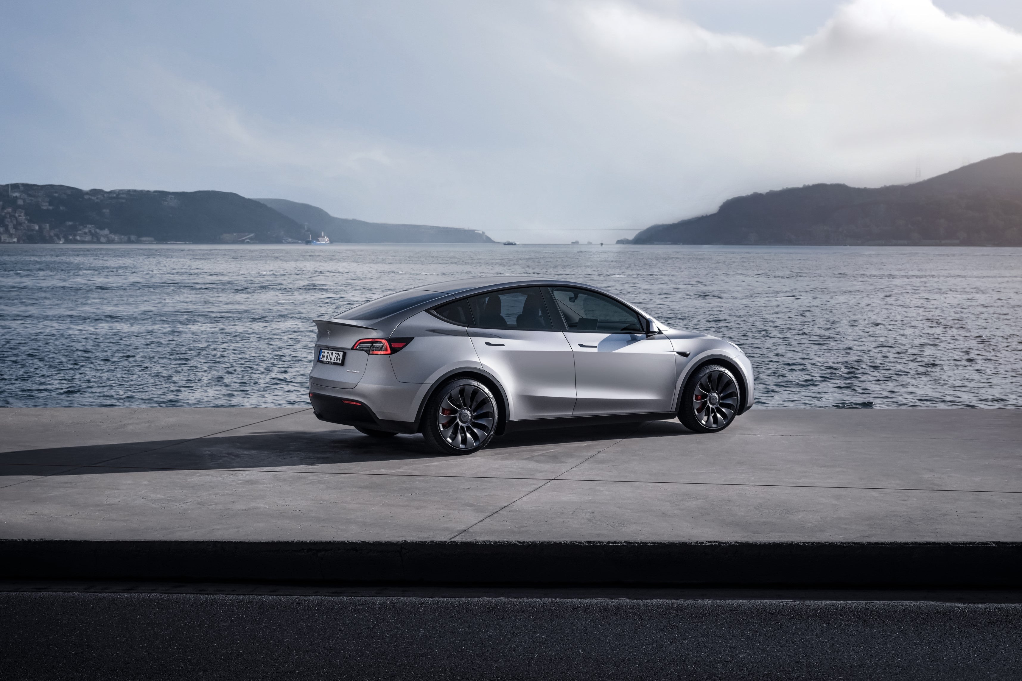 Tesla Model Y am Wasser