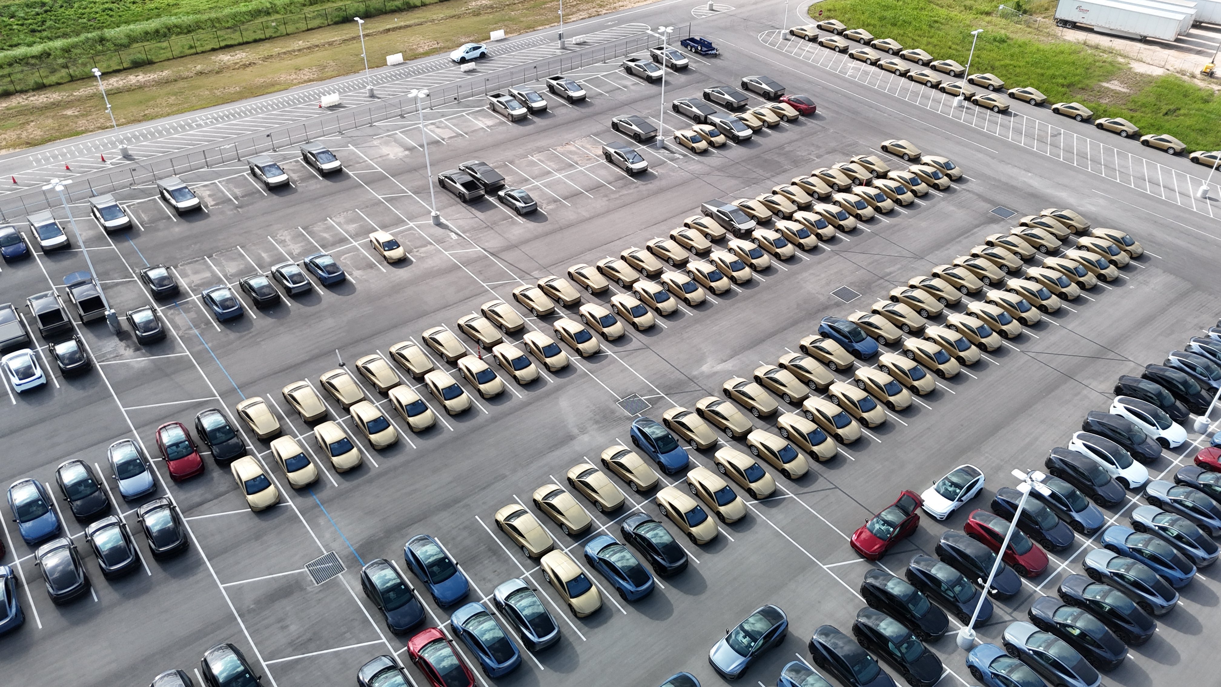 Über 150 Tesla Cybercabs rund um die Gigafactory Texas gesichtet – Robotaxi-Produktion nimmt Fahrt auf