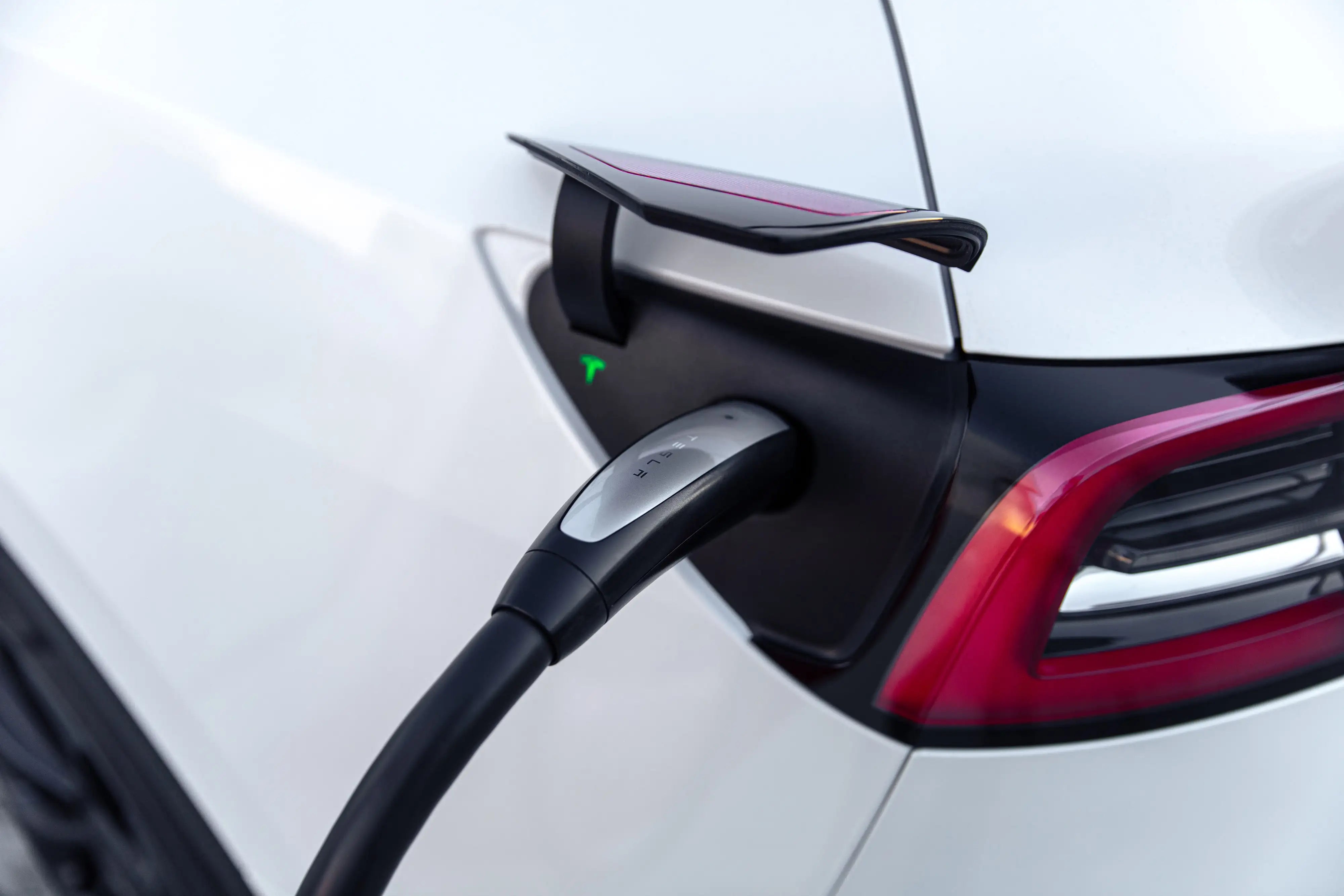 Was ist eine Blockiergebühr am Tesla Supercharger?