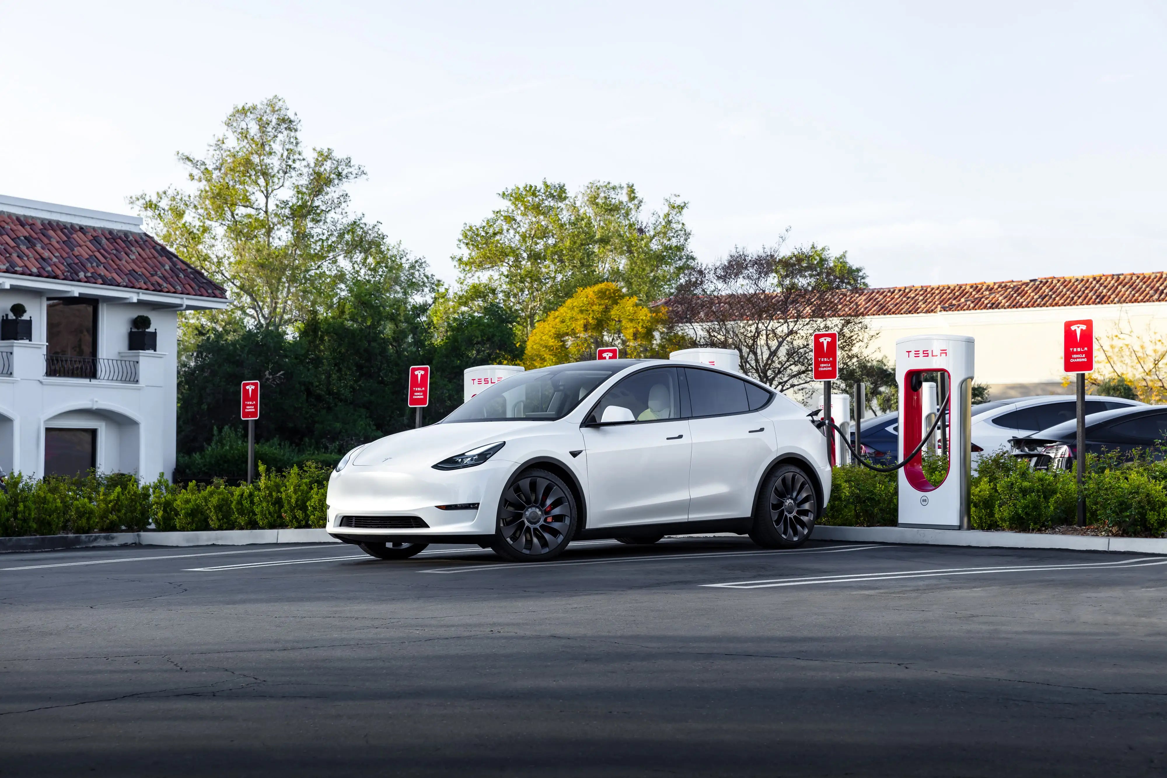 Tesla Model Y Sonnenschutz mit elektrischer Schiebefunktion (2021-2024): OEM-Komfort auf einem neuen Level