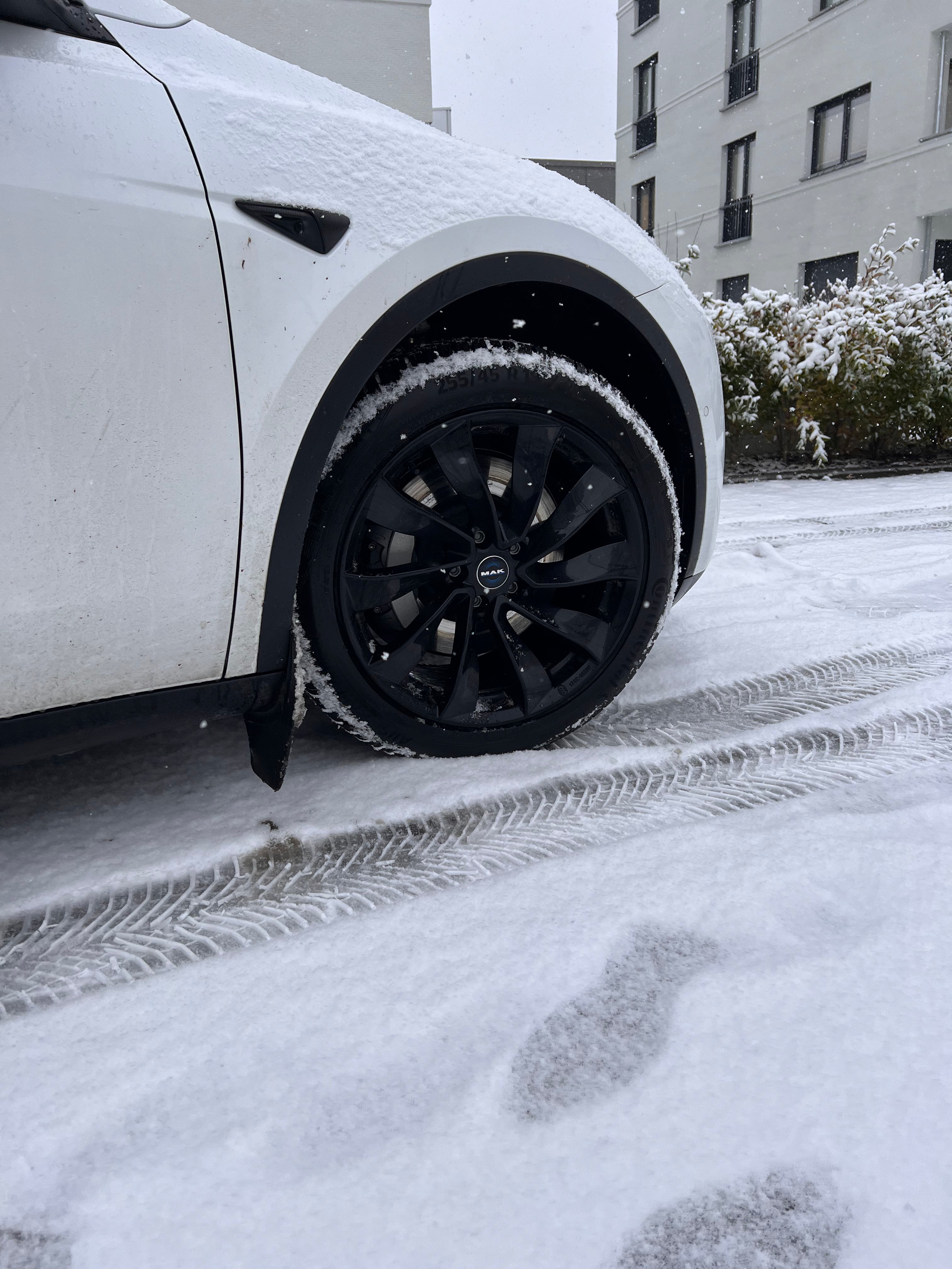 Tesla Model Y Turbinen 19 Zoll Winterkomplettrad MAK Solar Black (Schwarz Glanz) (4 Stück)