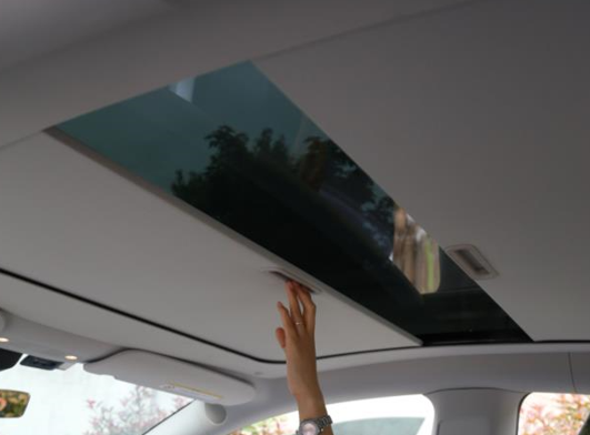Tesla Model Y Sonnenschutz mit Schiebefunktion