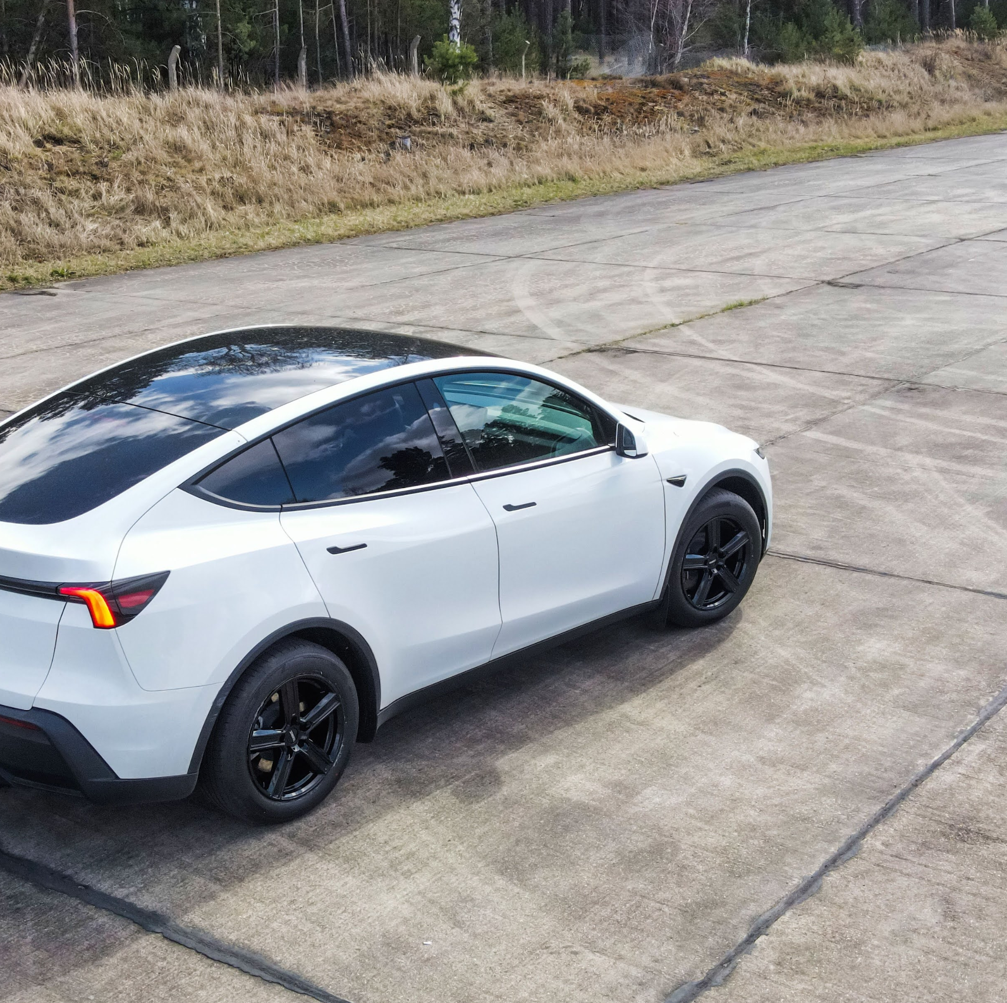 Tesla Model Y Juniper Standard 18-Zoll Komplettrad Dezent KG Schwarz (4 Stück)