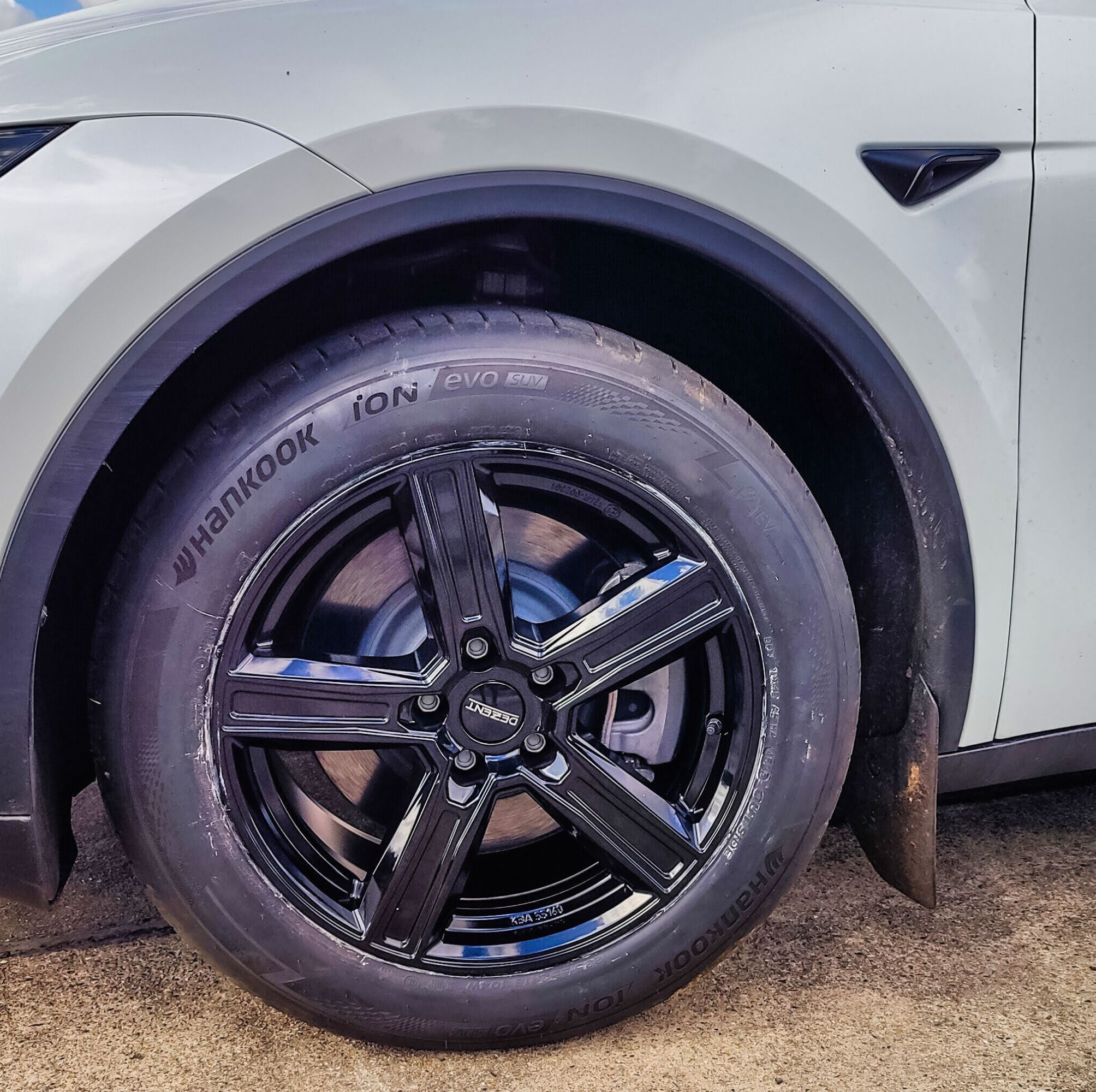Tesla Model Y Juniper Standard 18-Zoll Komplettrad Dezent KG Schwarz (4 Stück)