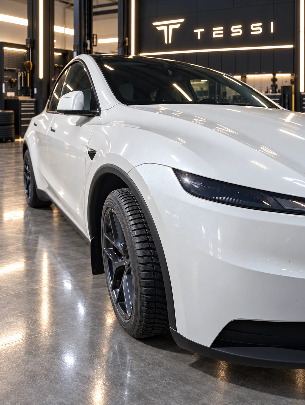 Detailansicht Borbet Y E-Grey 19 Zoll Komplettrad vorne am weißen Tesla Model Y Juniper Standard