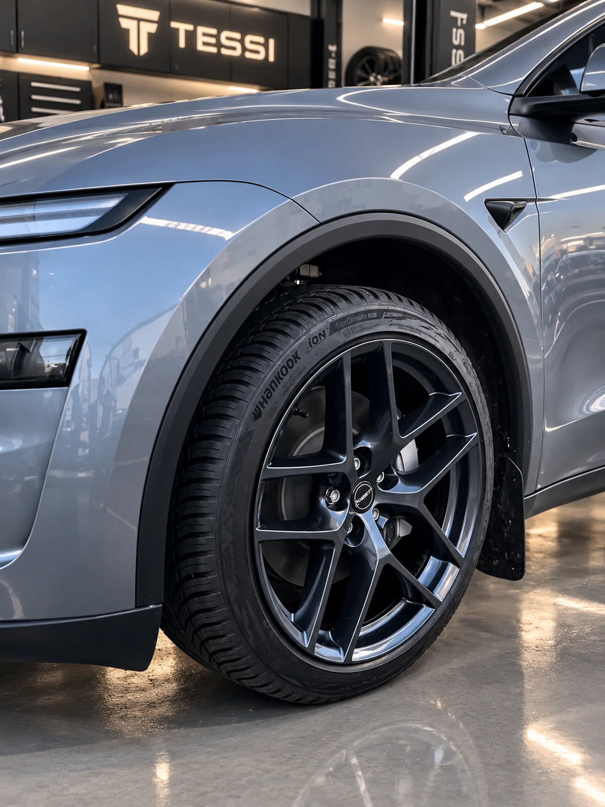 Nahaufnahme Borbet Y E-Grey 19 Zoll Felge mit Hankook iON FlexClimate Allwetterreifen am Tesla Model Y