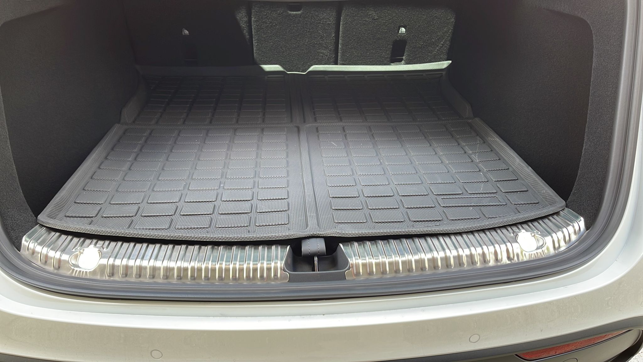 Model Y 2022-2024 Ladekantenschutz Trunk 2-Teilig mit Kunststoffrand
