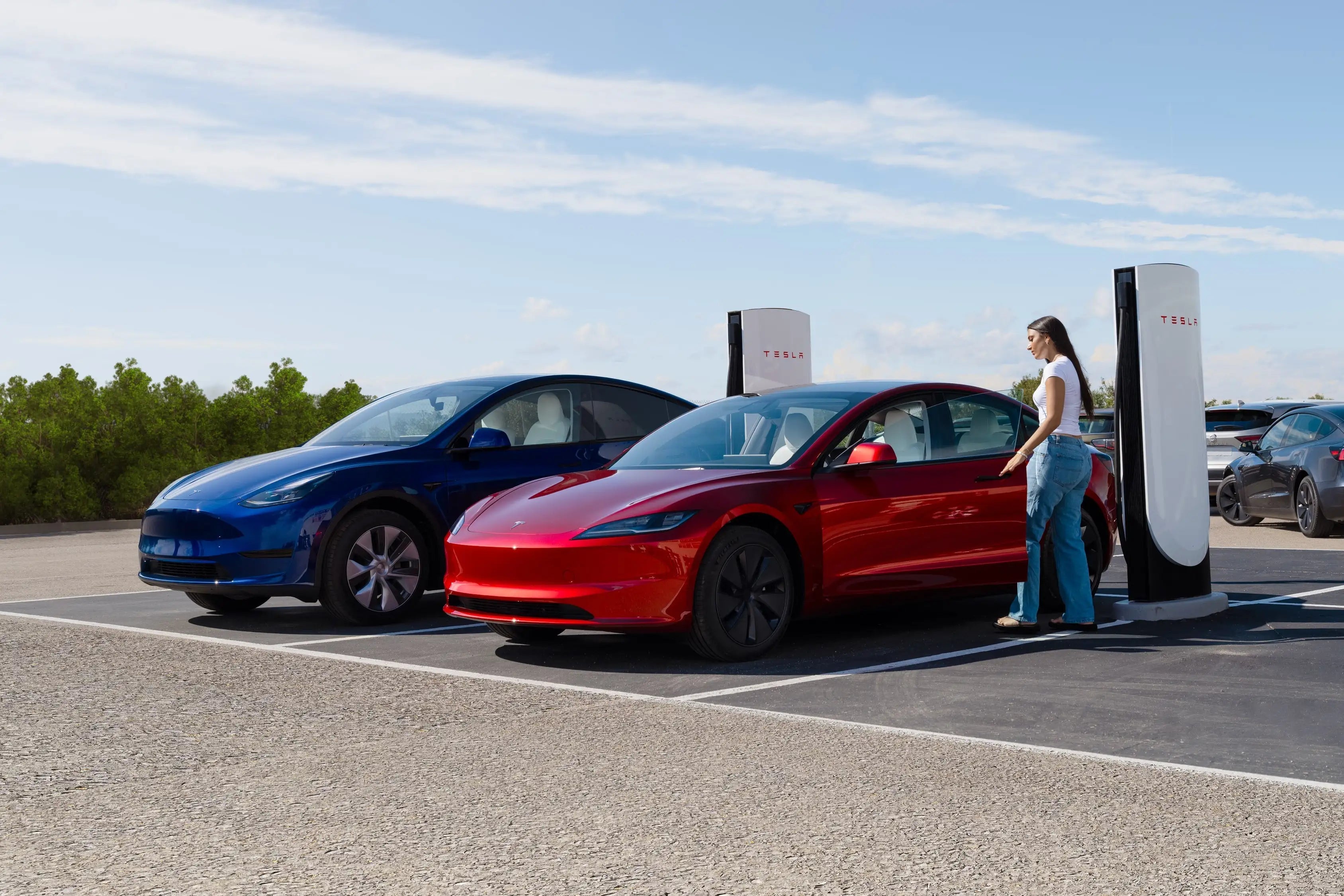Welche Konnektivitäts-Optionen gibt es im Tesla Model Y Juniper?