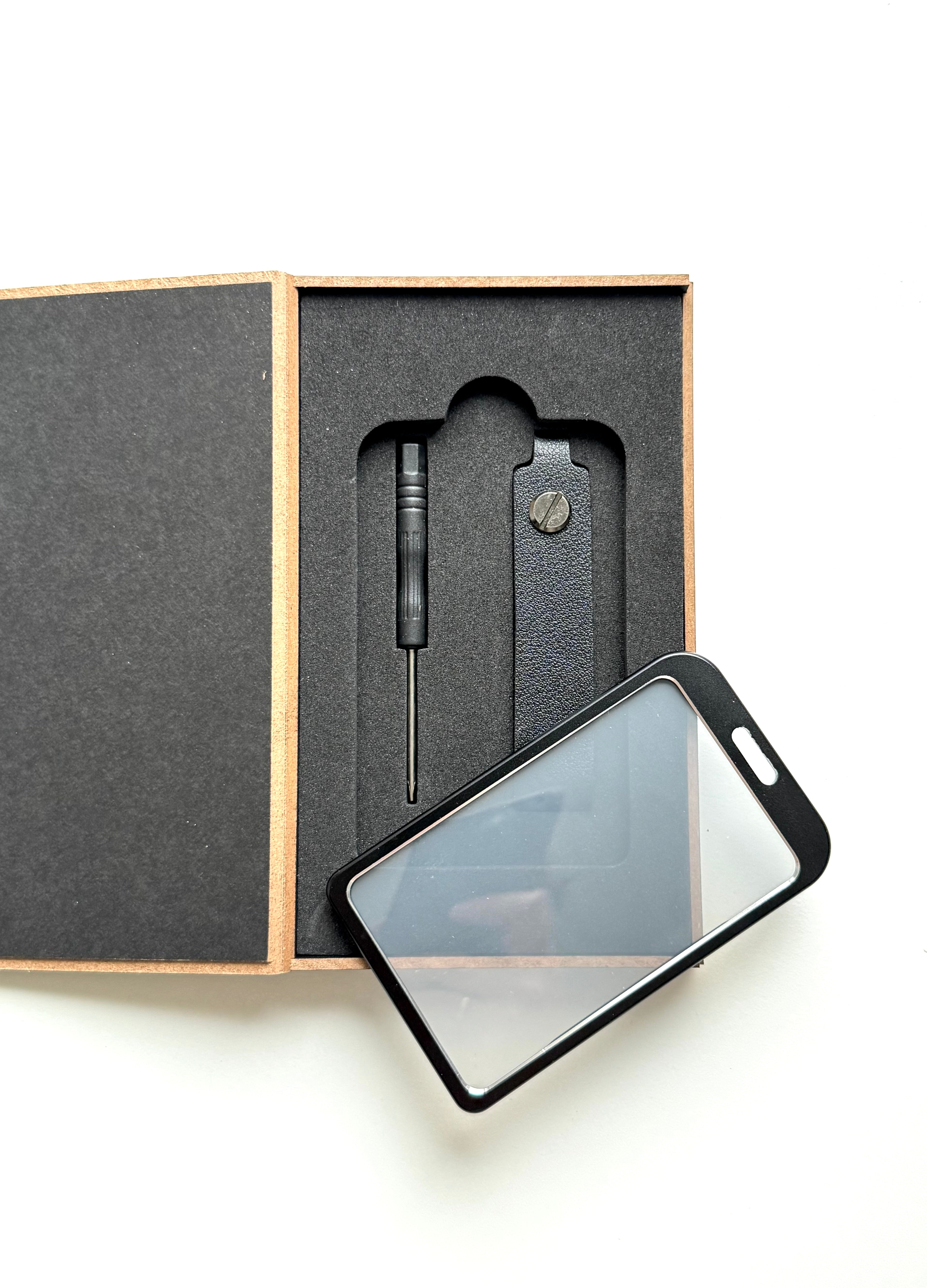 Luxoriösies Kartenetui aus Aluminium (Schwarz)