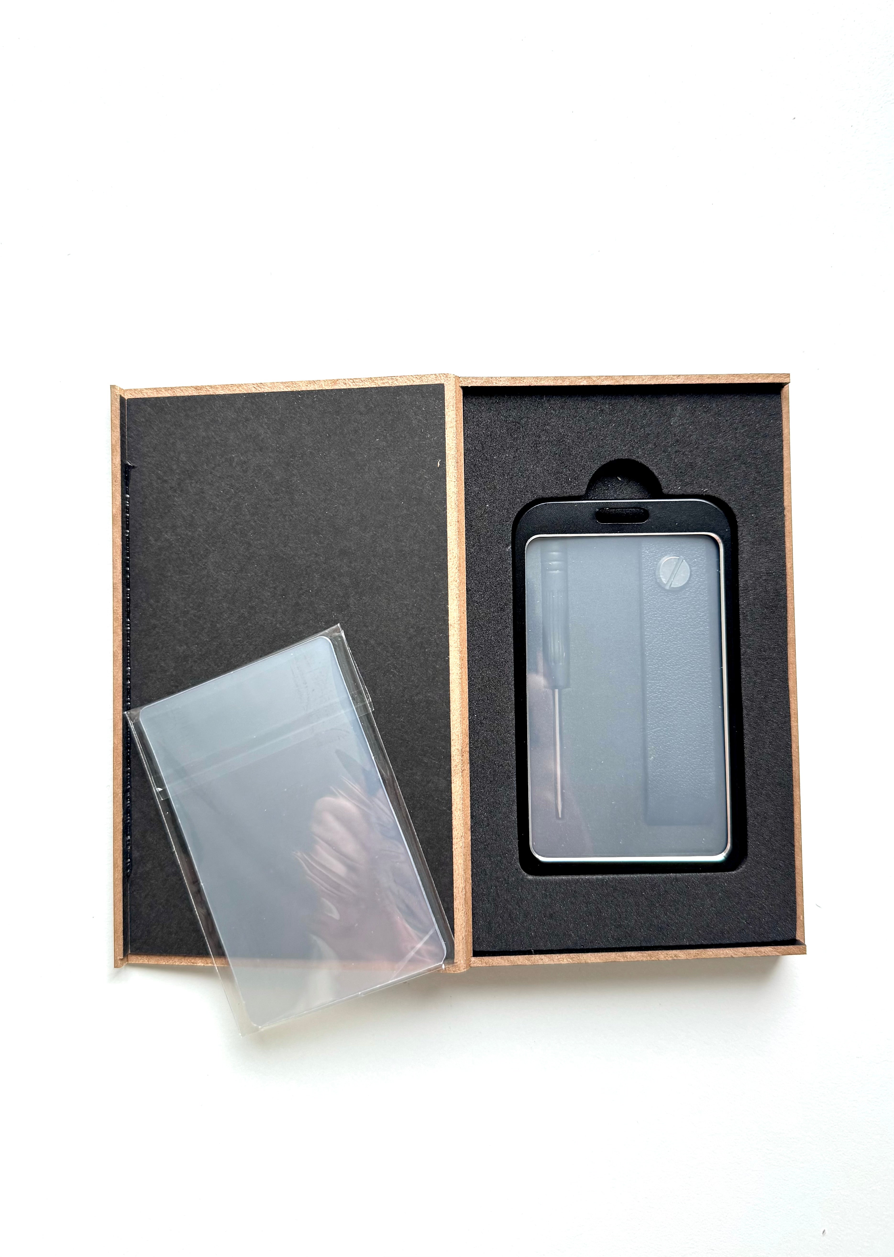 Luxoriösies Kartenetui aus Aluminium (Schwarz)