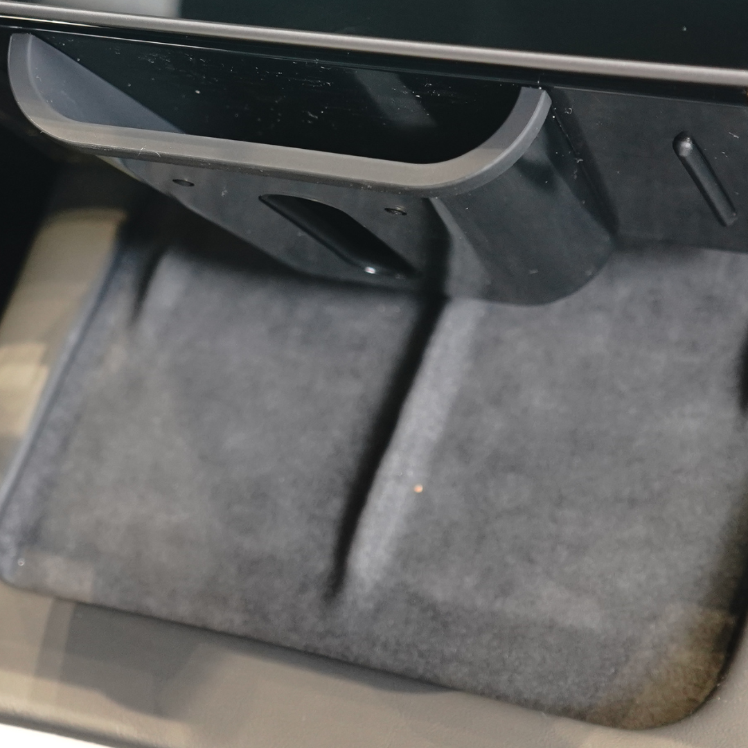 Tesla Model 3 Highland Organizer Tray hinterm Bildschirm