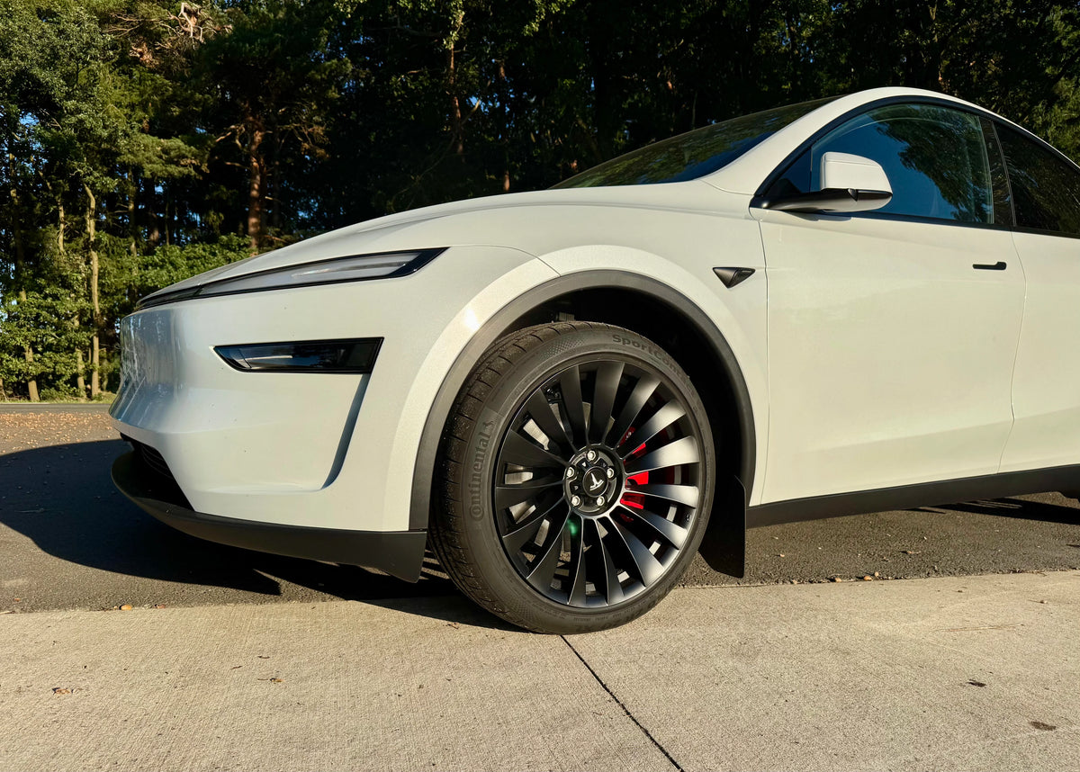 MSW 37T Matt Dark Graphite am Tesla Model Y Juniper, Seitenansicht