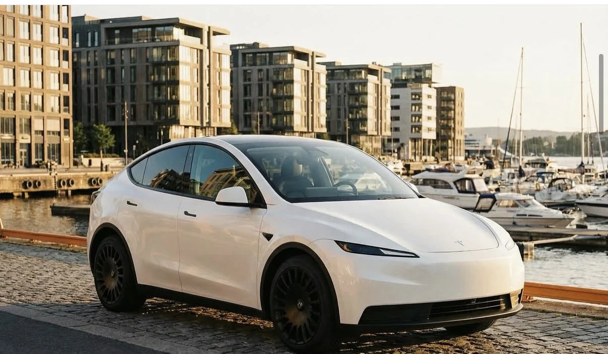 Tesla Model Y Juniper mit TNA Razor V2 Felgen 19 Zoll Schwarz Matt an einer Hafenpromenade