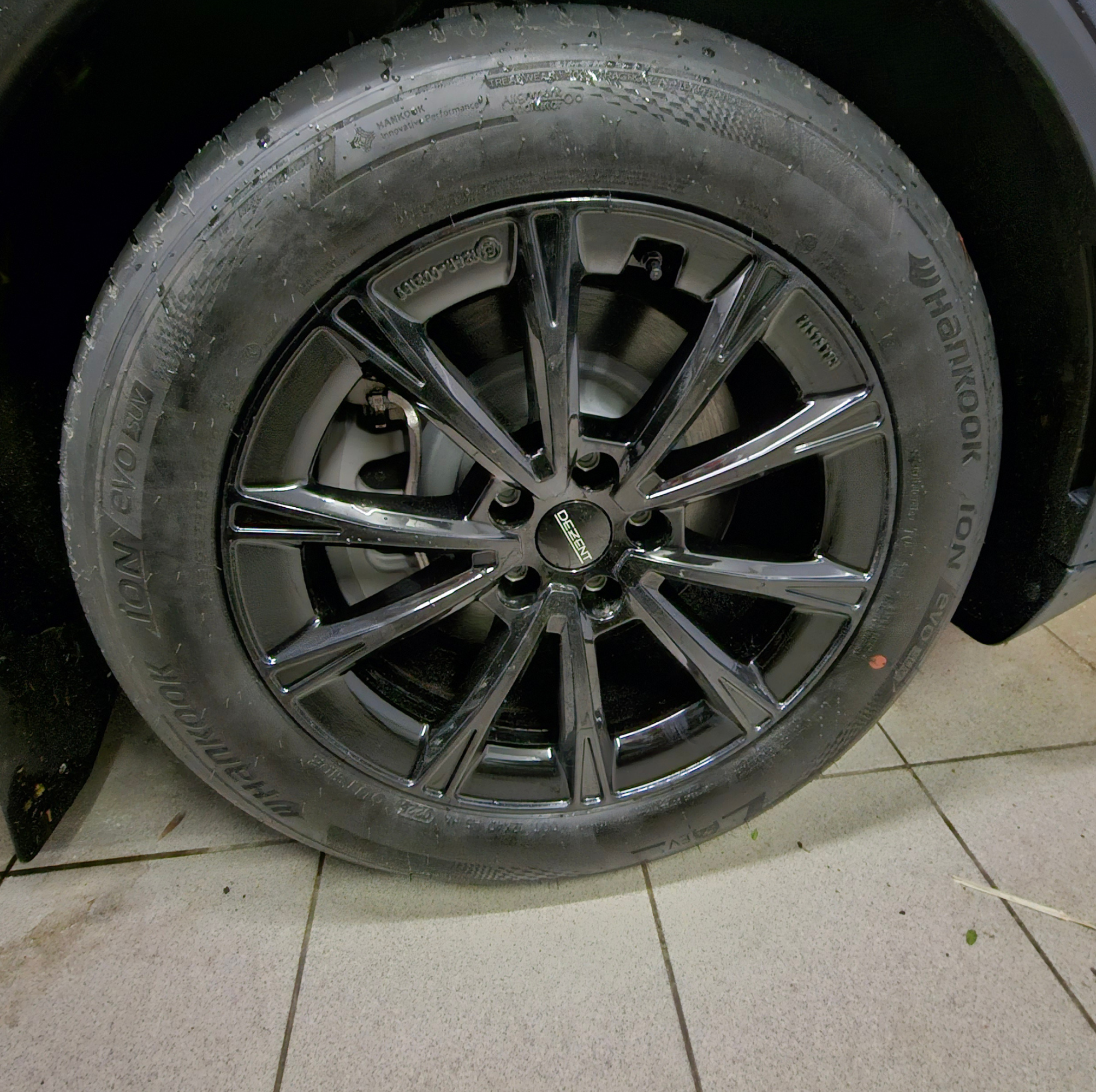 Tesla Model Y Juniper Standard 18-Zoll Komplettrad Dezent AR Black Schwarz Glanz (4 Stück)