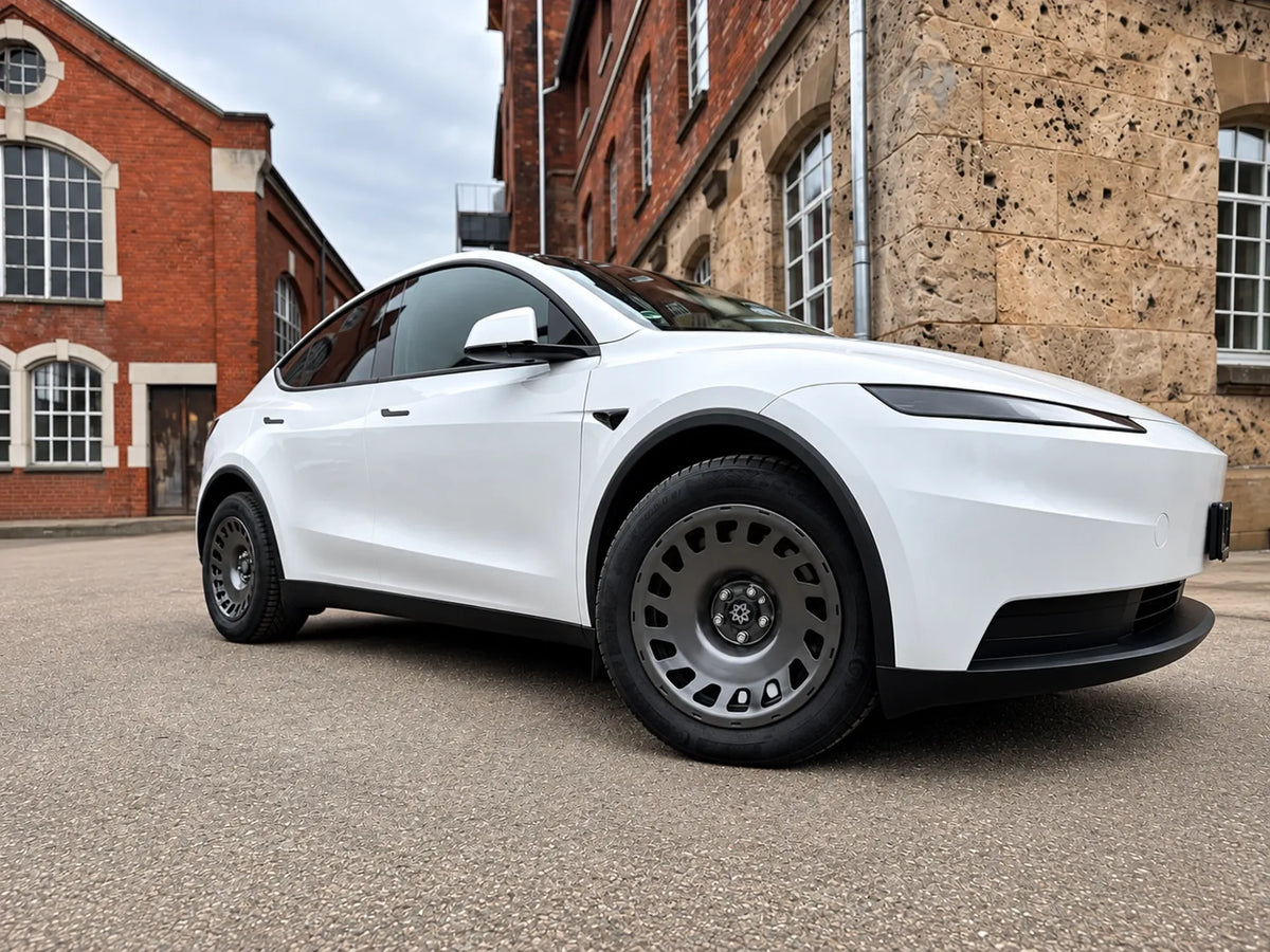 Erion 10 Chrome Shadow Grey 18 Zoll am Tesla Model Y Juniper – Vorderrad im Detail