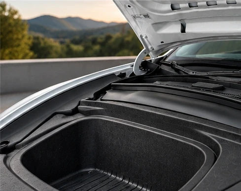 Detail: seitliche Verkleidung im Frunk bei geöffneter Haube
