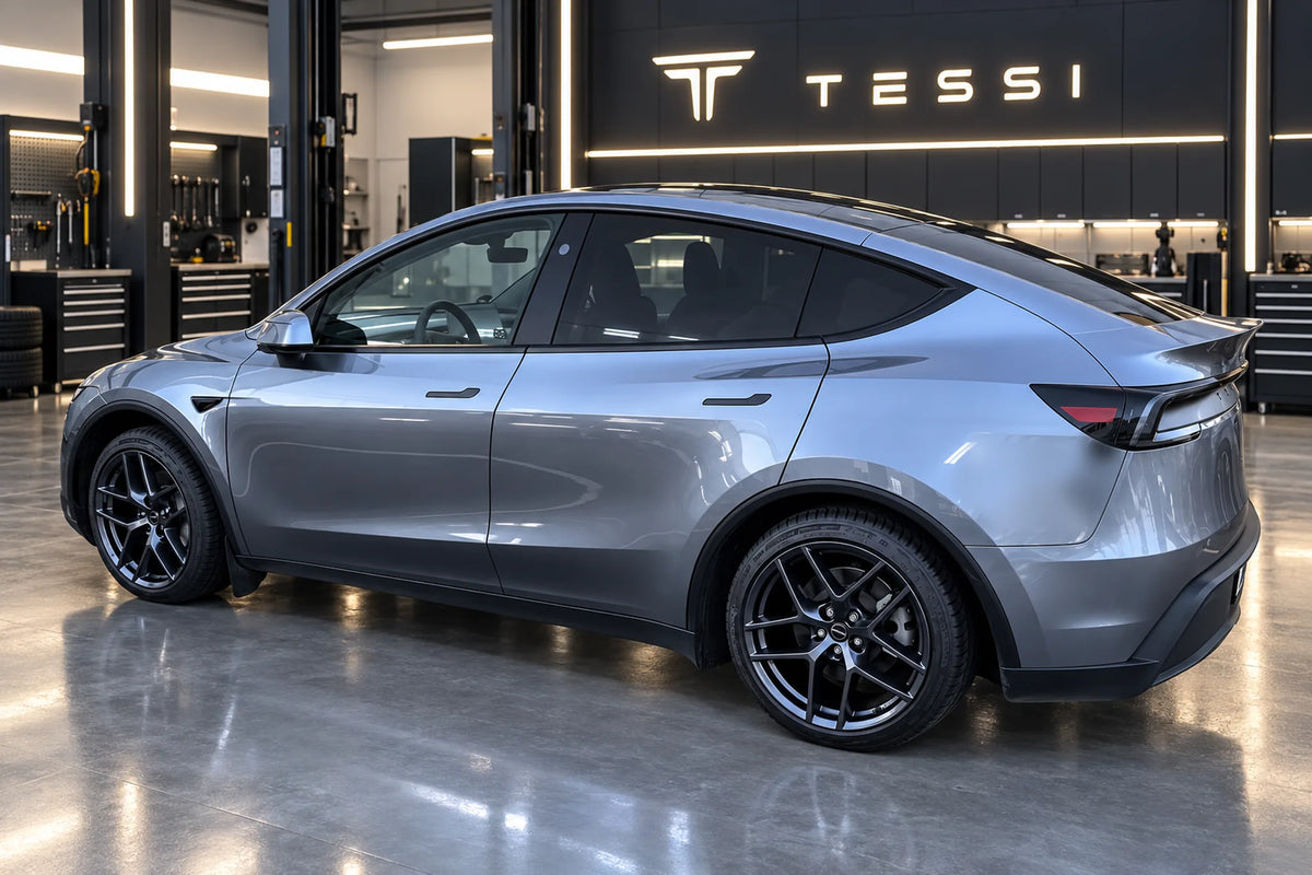 Grauer Tesla Model Y mit Borbet Y E-Grey 19 Zoll Felgen, Ansicht von hinten