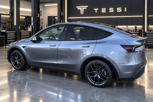 Grauer Tesla Model Y mit Borbet Y E-Grey 19 Zoll Felgen, Ansicht von hinten